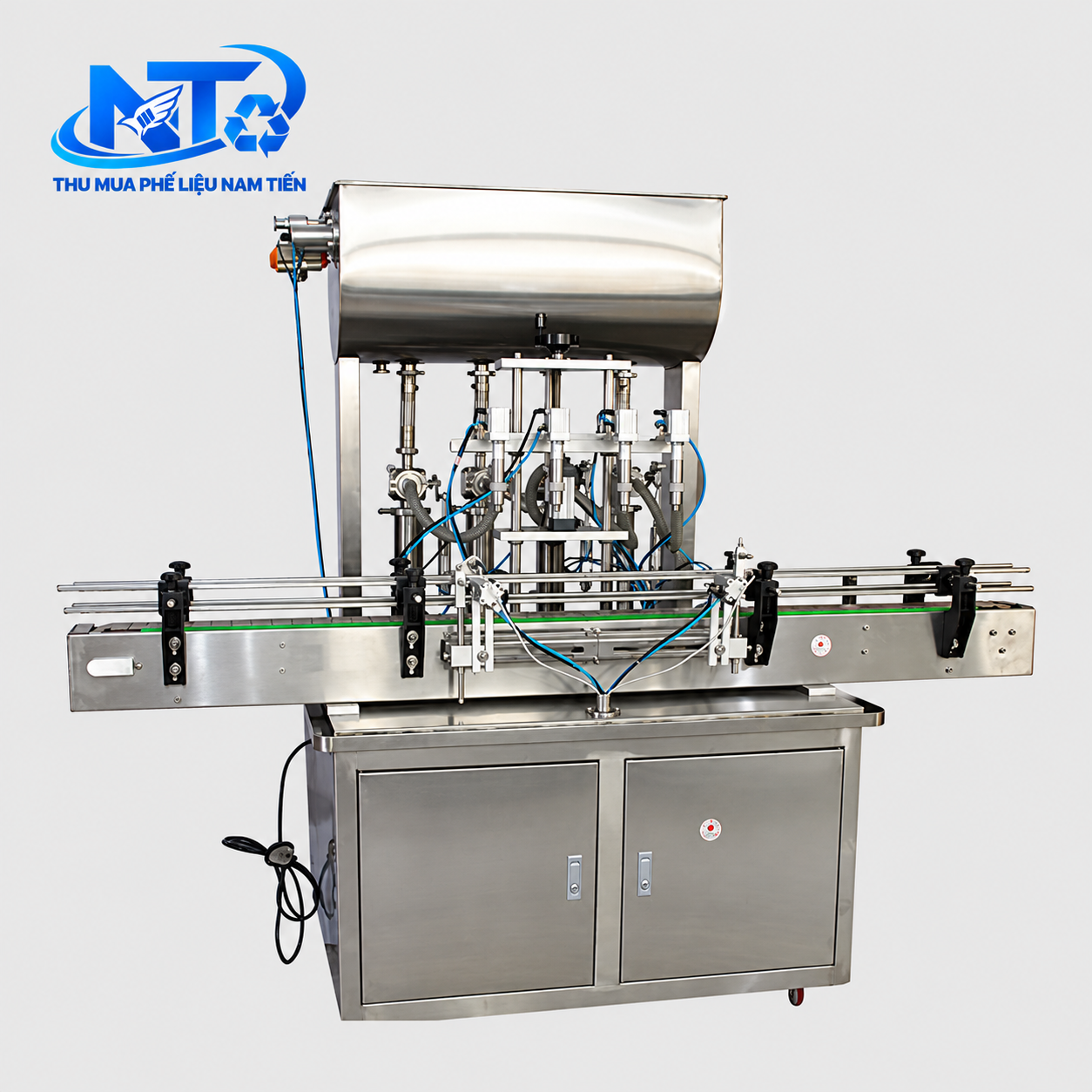 Máy chiết rót inox công nghiệp cũ trong dây chuyền sản xuất thực phẩm.