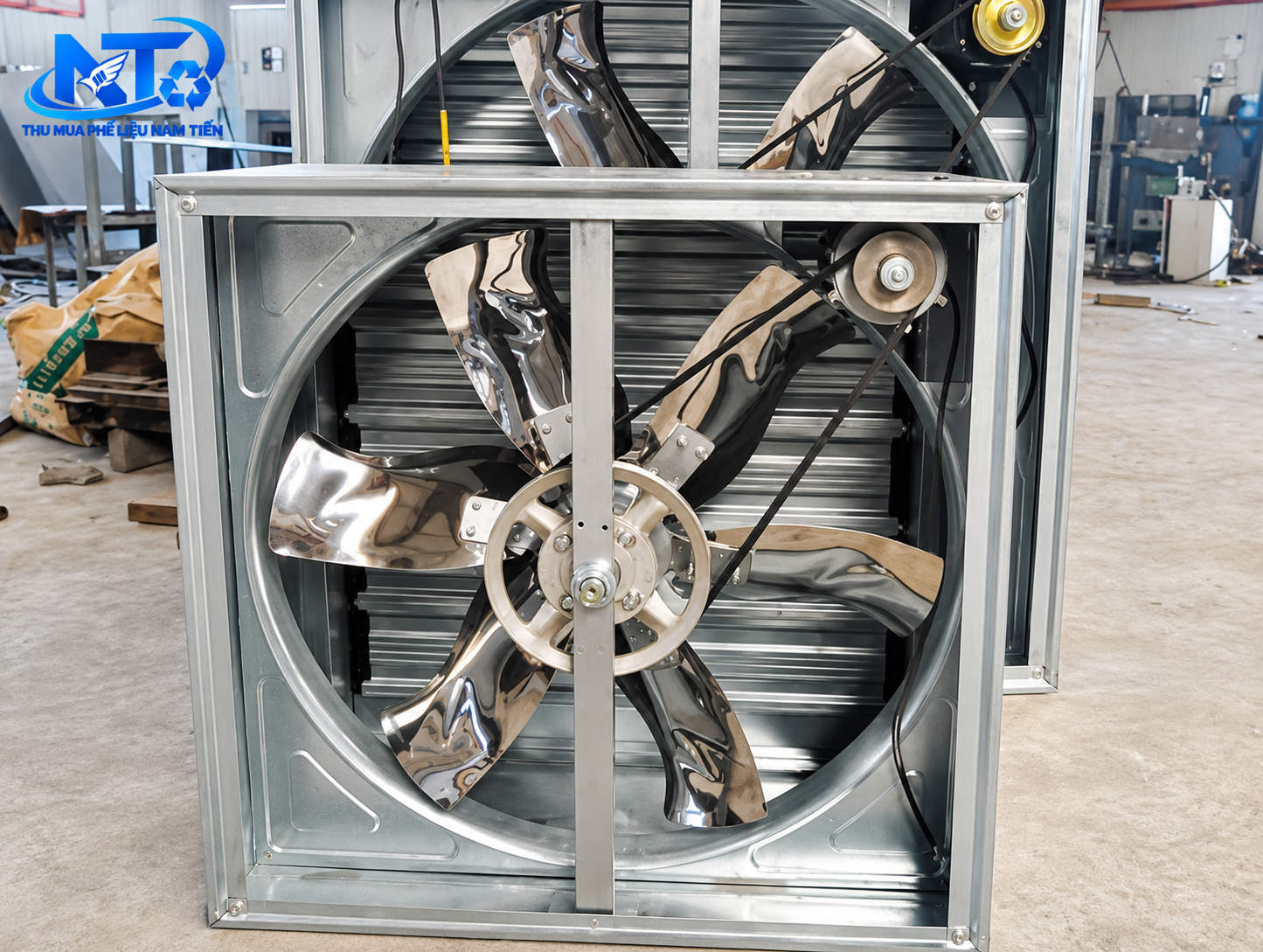 Quạt hút công nghiệp cũ bằng inox trong khung thép – thu mua phế liệu Nam Tiến
